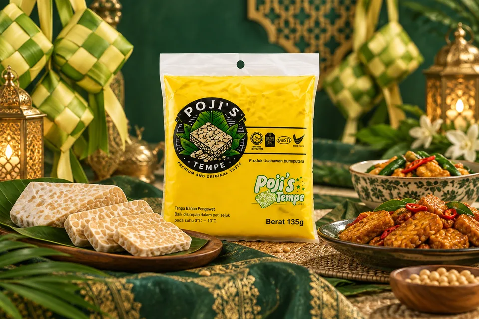 Pek Poji’s Tempe bersama ketupat dan hiasan raya hijau keemasan